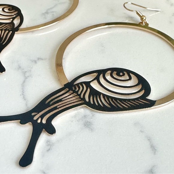 2/$30🌵 Cute Snail Outline Gold Hoop Earrings Linear Hippie Bohemian Unique NEW - Picture 4 of 11